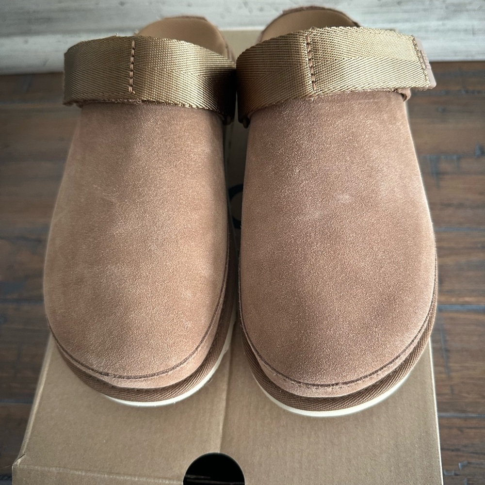 BRAND NEW: Women’s UGG Goldenstar Clog size 8 in Chestnut